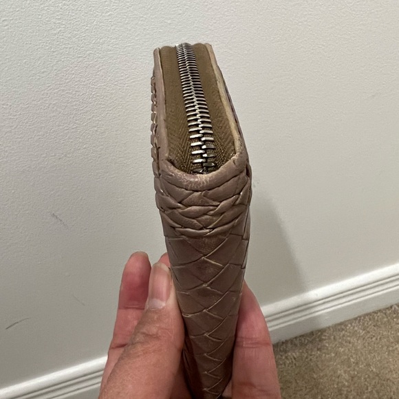 Authentic Bottega Venetta zippy wallet - Picture 9 of 16